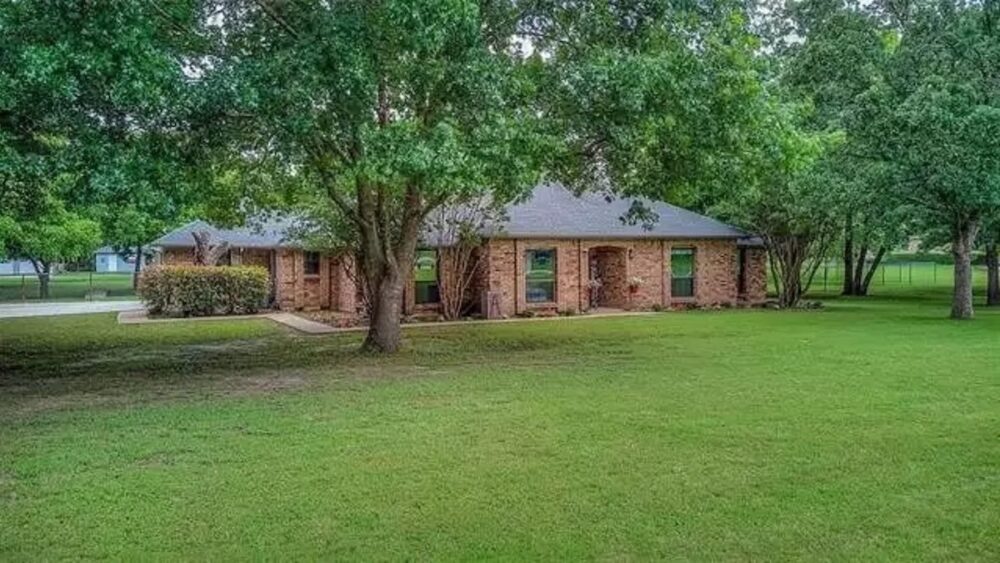Country living at its best, with easy access to Dallas’ amenities