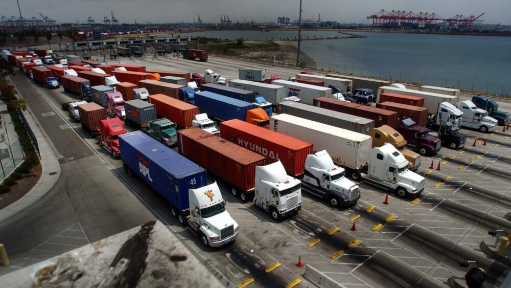 Texas Trucker Witnesses Supply Chain Stall in California Ports