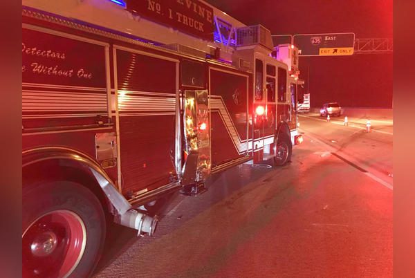 Conductor golpea camión de bomberos en la autopista 121 mientras la policía investiga la muerte de un peatón