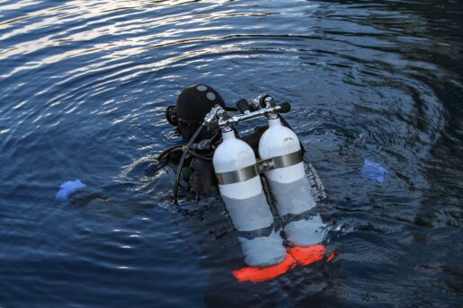 Volunteer Divers Pull Vehicles from Lake Como to Solve Crimes