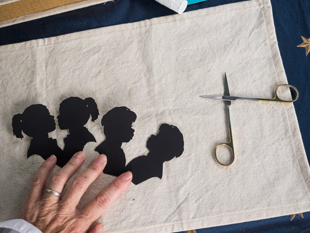 Silhouette artist creates beautiful Silhouettes by hand