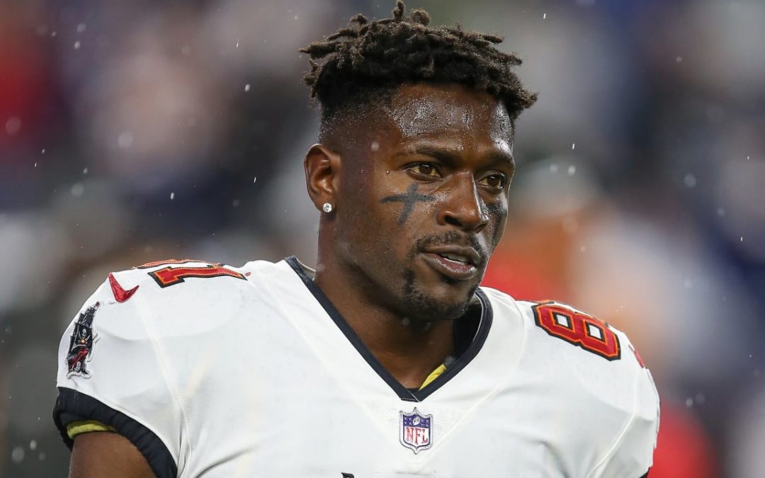Buccaneers Receiver Accused of Acquiring a Fake Vaccination Card