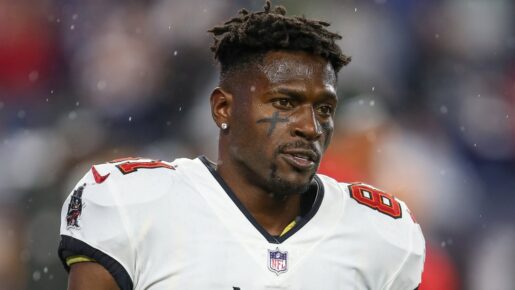 Buccaneers Receiver Accused of Acquiring a Fake Vaccination Card