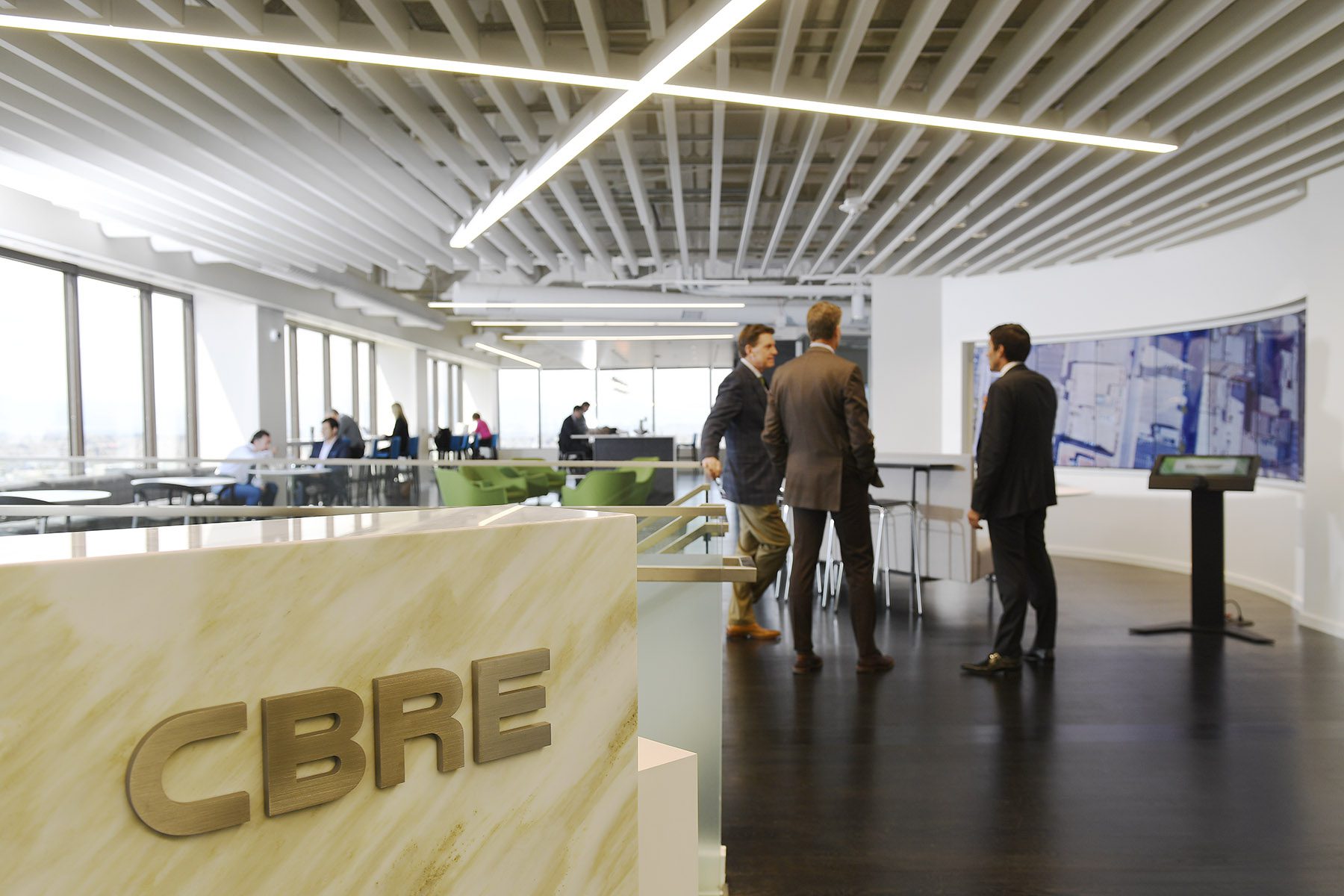 La firma de bienes raíces comerciales CBRE acaba de abrir su nueva oficina Workplace360 en su oficina del centro de Denver.