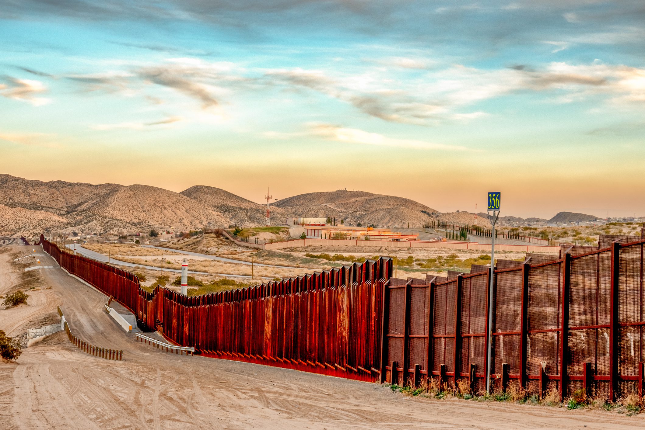El muro fronterizo internacional entre Estados Unidos y México entre Sunland Park, Nuevo México y Puerto Anapra, Chihuahua, México