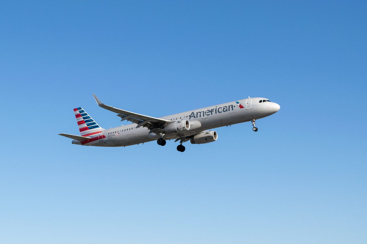 Empleado de American Airlines envía carta al director ejecutivo sobre caso de agresión sexual.