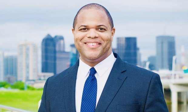 El alcalde de Dallas habla sobre la diversidad, el racismo y habla sobre la reelección