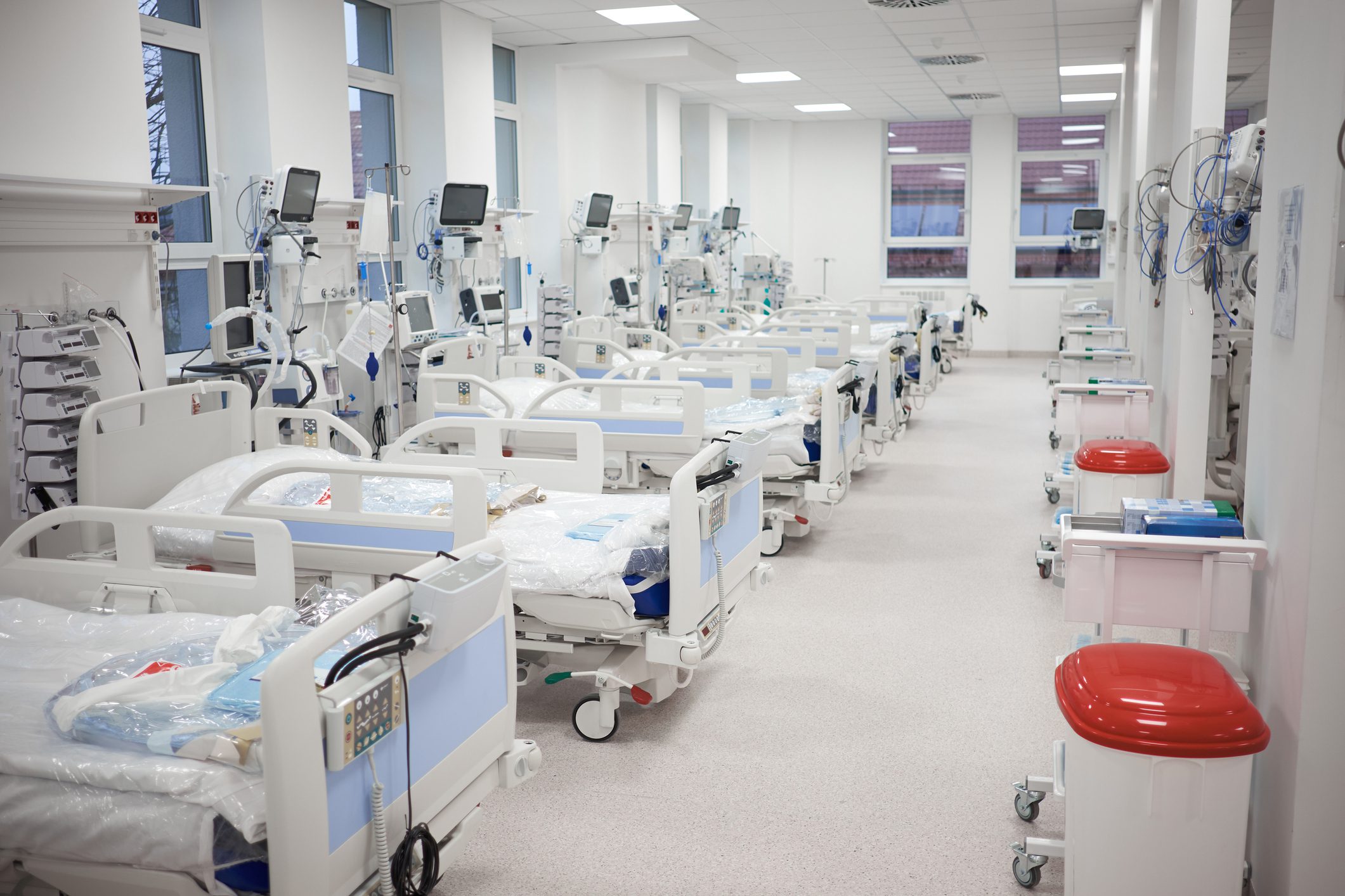 La moderna sala de emergencias temporal vacía de cuidados intensivos está lista para recibir pacientes con infección por coronavirus.