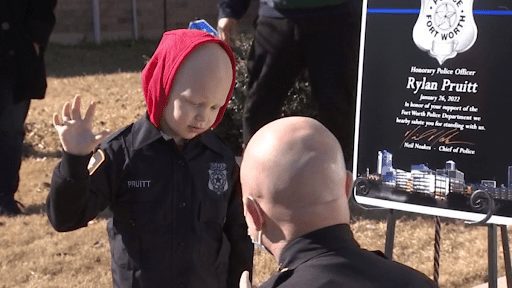 El jefe de policía de Fort Worth otorga una insignia de honor a un niño que lucha contra el cáncer