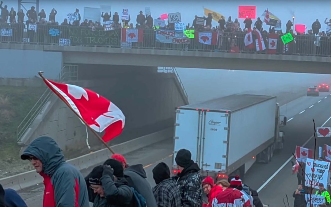 Convoy de camioneros canadienses se manifiesta en contra de los mandatos de vacunas