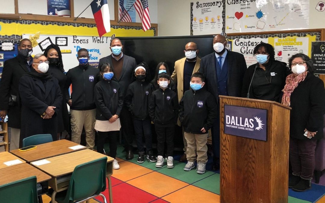 El alcalde de Dallas regresa a su escuela primaria para celebrar la renovación
