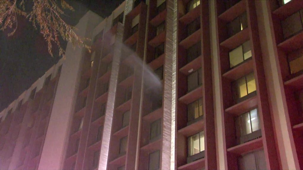 Bomberos de Dallas apagan incendio en hotel Sterling