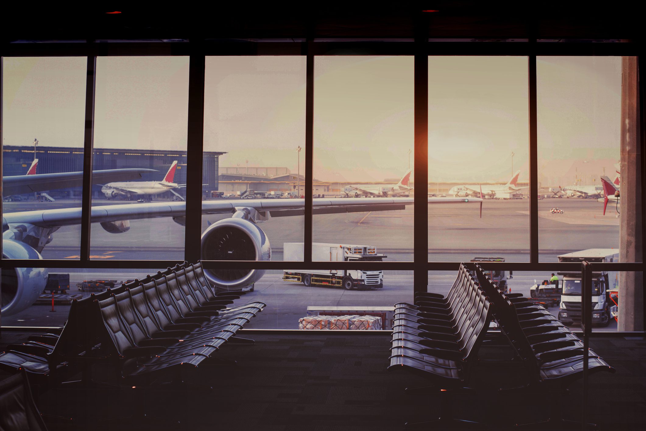 terminal de aeropuerto moderno y avión esperando en la puerta