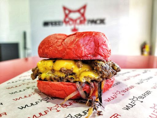La nueva hamburguesería de Dallas te hará ver rojo (en el buen sentido)