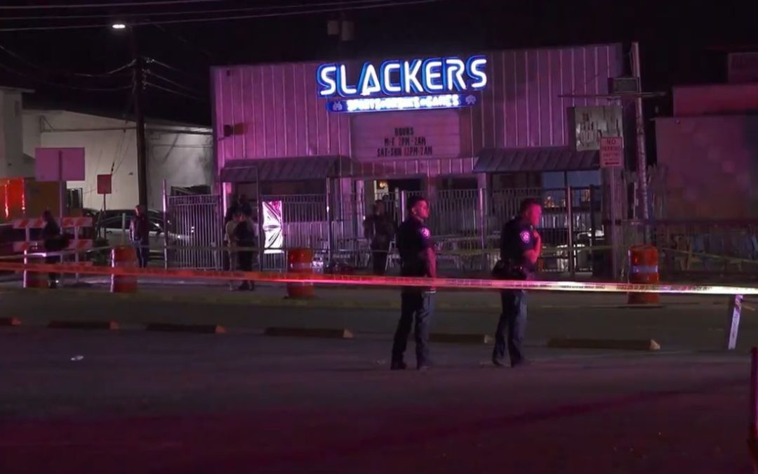 Hombre baleado fatalmente, otro herido después de defender a un amigo afuera de un bar de Texas
