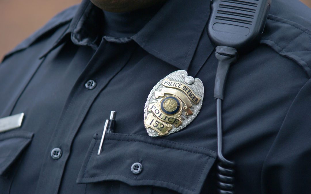 Jefe de policía de Dallas despide a tres oficiales por incidentes separados