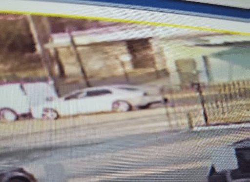Conductor de Dallas golpeado por mujer en sedán dorado, queda gravemente herido