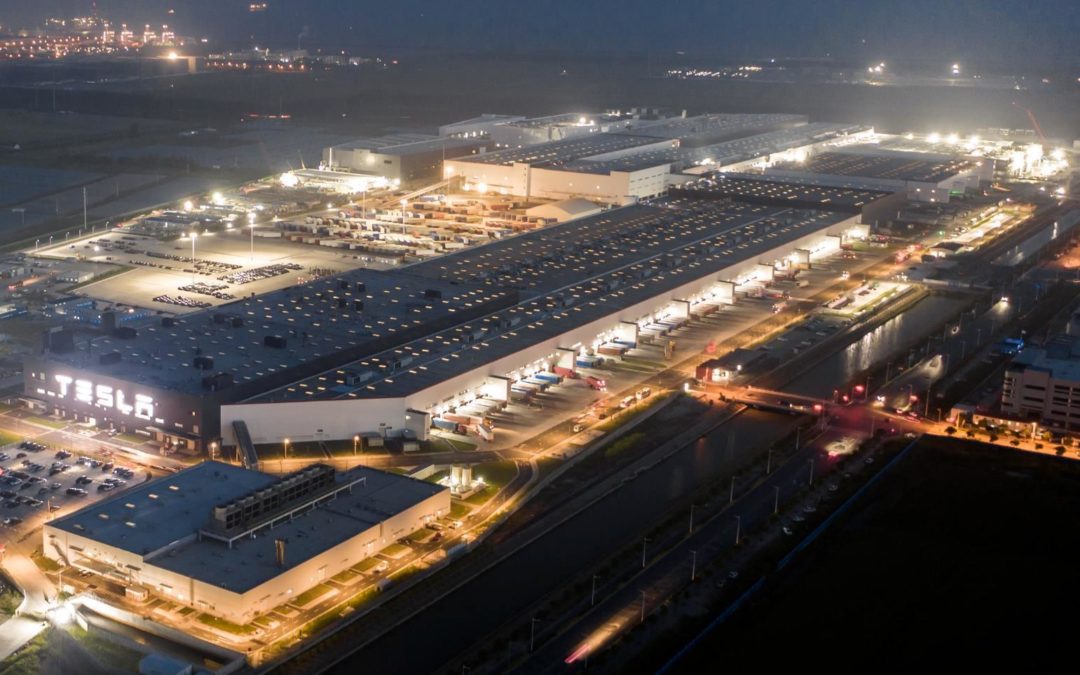 Tesla detiene la producción en el mercado chino debido al brote de COVID
