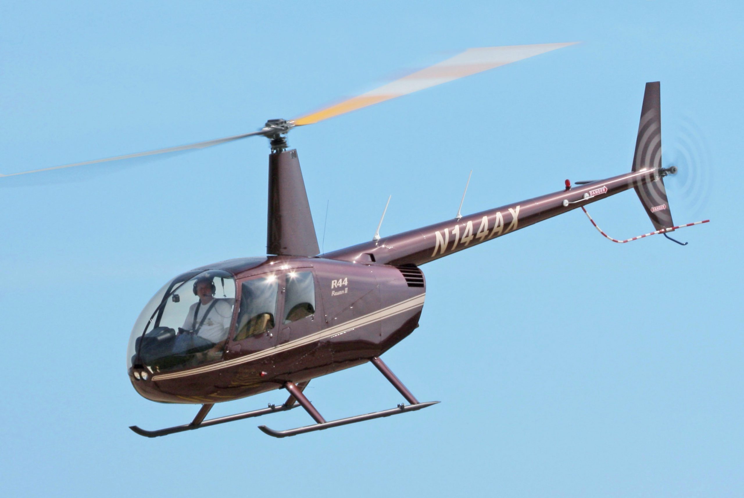 Image of a Robinson R-44 model helicopter by D. Miller / Wikimedia