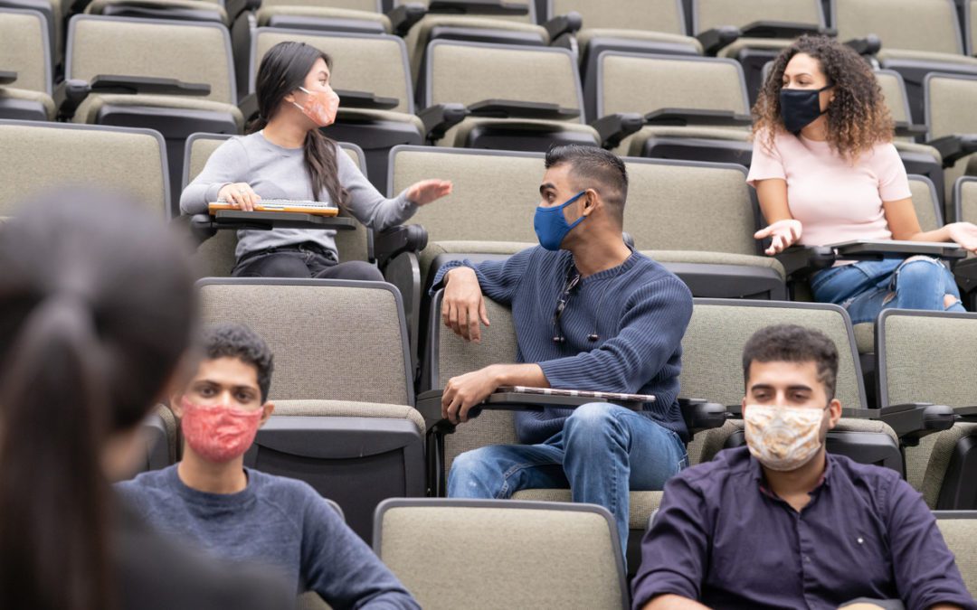 Los mandatos de máscara vuelven a ingresar a los campus universitarios de EE. UU.