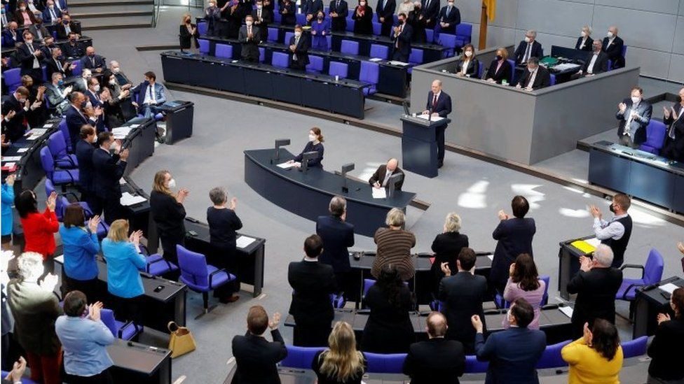 German Bundestag Votes to Support Ukraine with Arms