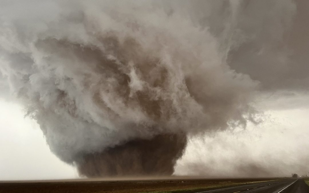 Tornado masivo toca tierra en Texas