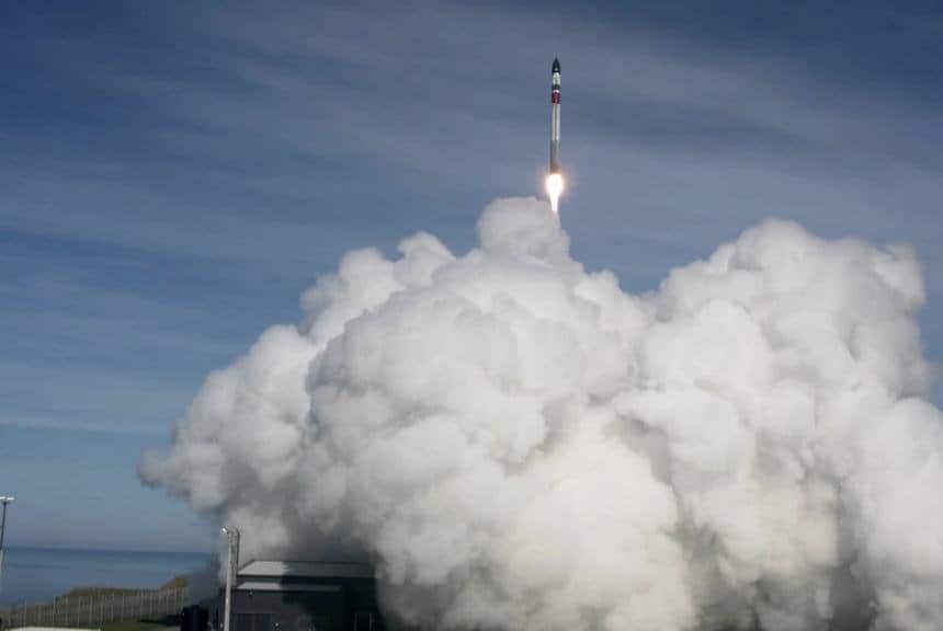 Rocket Lab atrapa un propulsor que cae del espacio
