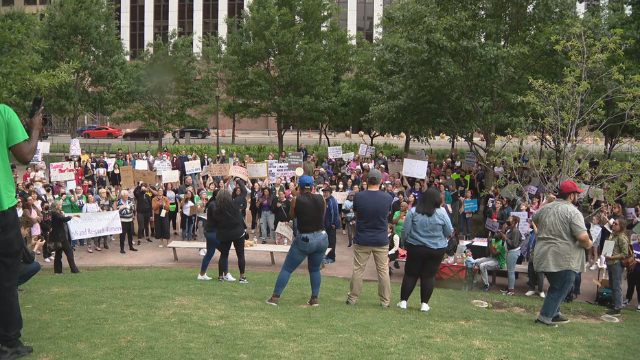 Pro-Abortion and Anti-Abortion Rallies Take Place in Dallas
