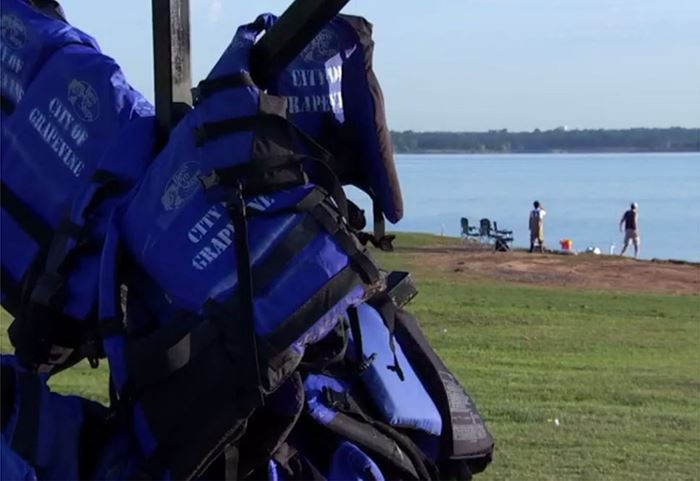 El Departamento de Bomberos local presta chalecos salvavidas a los visitantes del lago