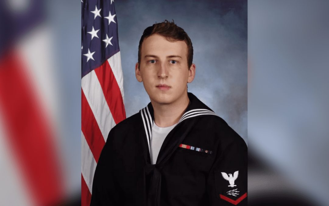 Marinero estadounidense muere a bordo de un portaaviones atracado