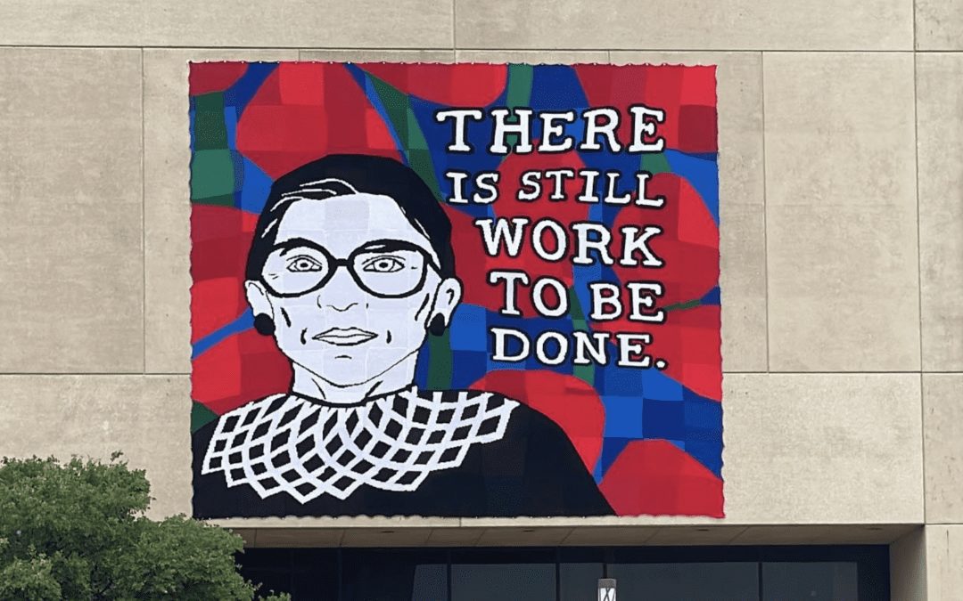 Artistas de ganchillo crean mural para la biblioteca central de Dallas