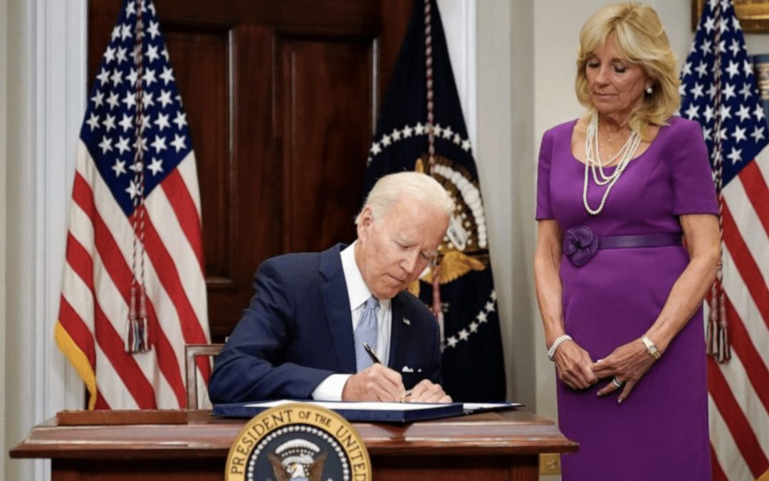 El presidente Biden firma la Ley de Comunidades más Seguras