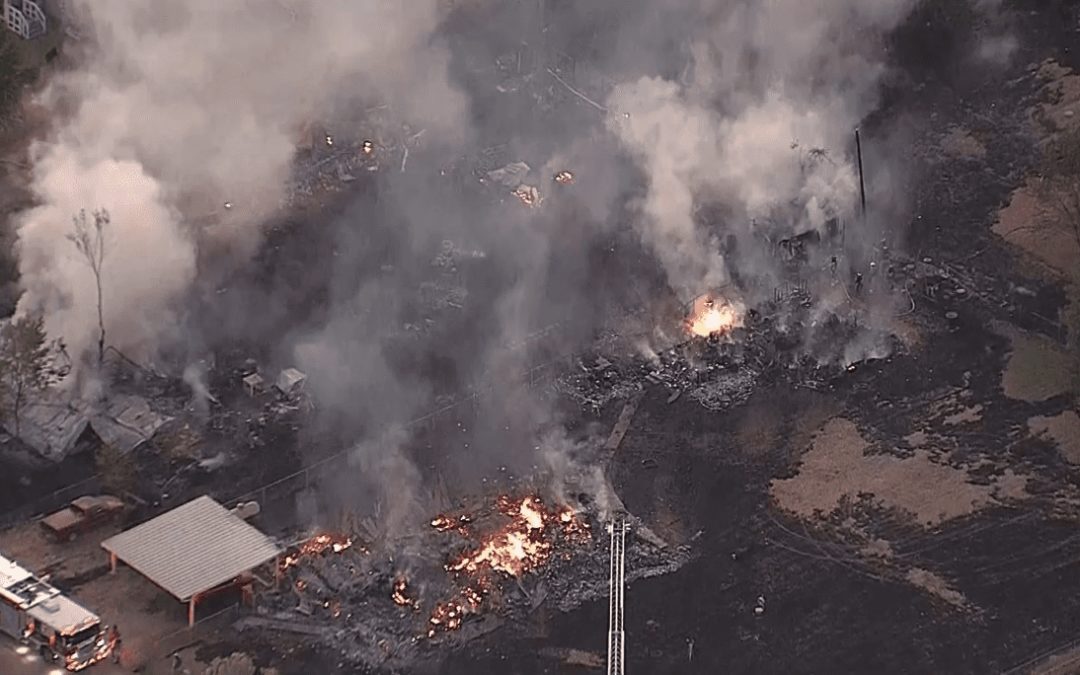 Incendio local destruye tres viviendas y daña otras