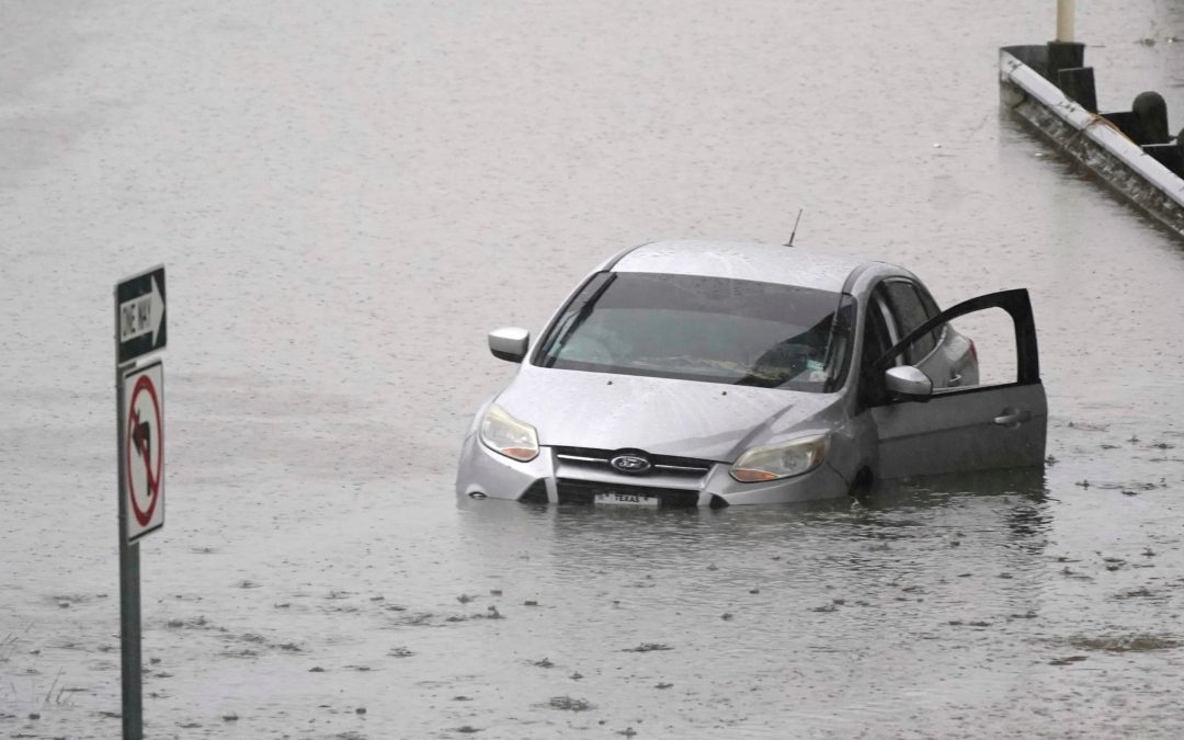 Mujer muere en automóvil barrido por inundación repentina