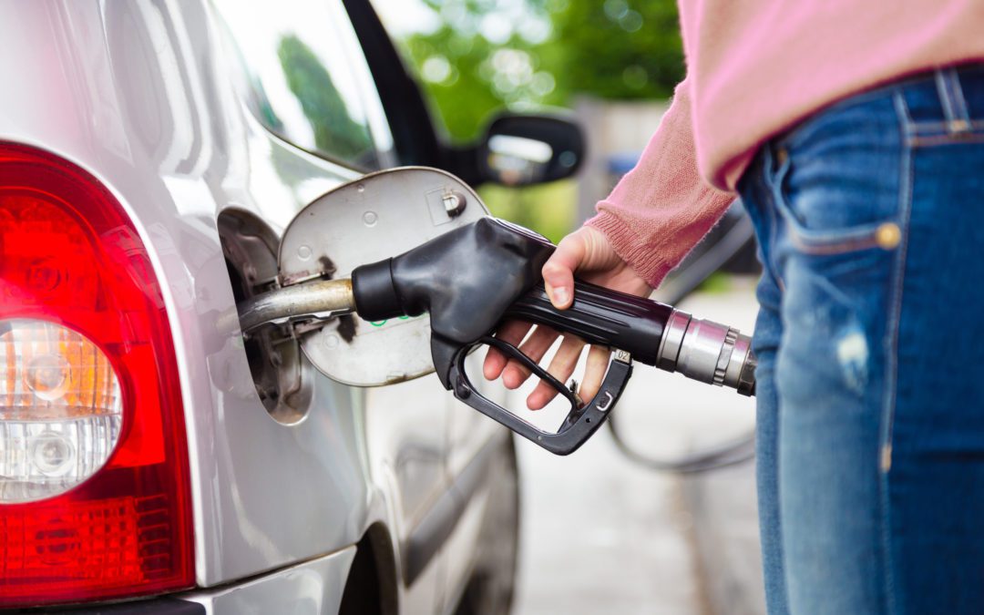 National gas prices drop to $4 per gallon