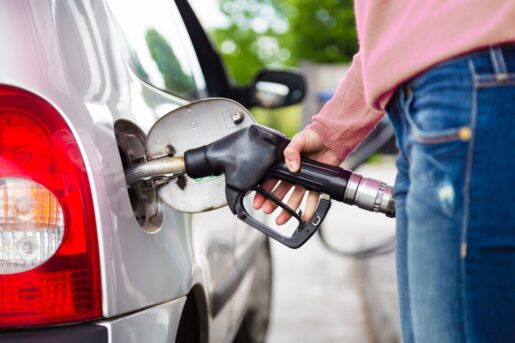 National gas prices drop to $4 per gallon