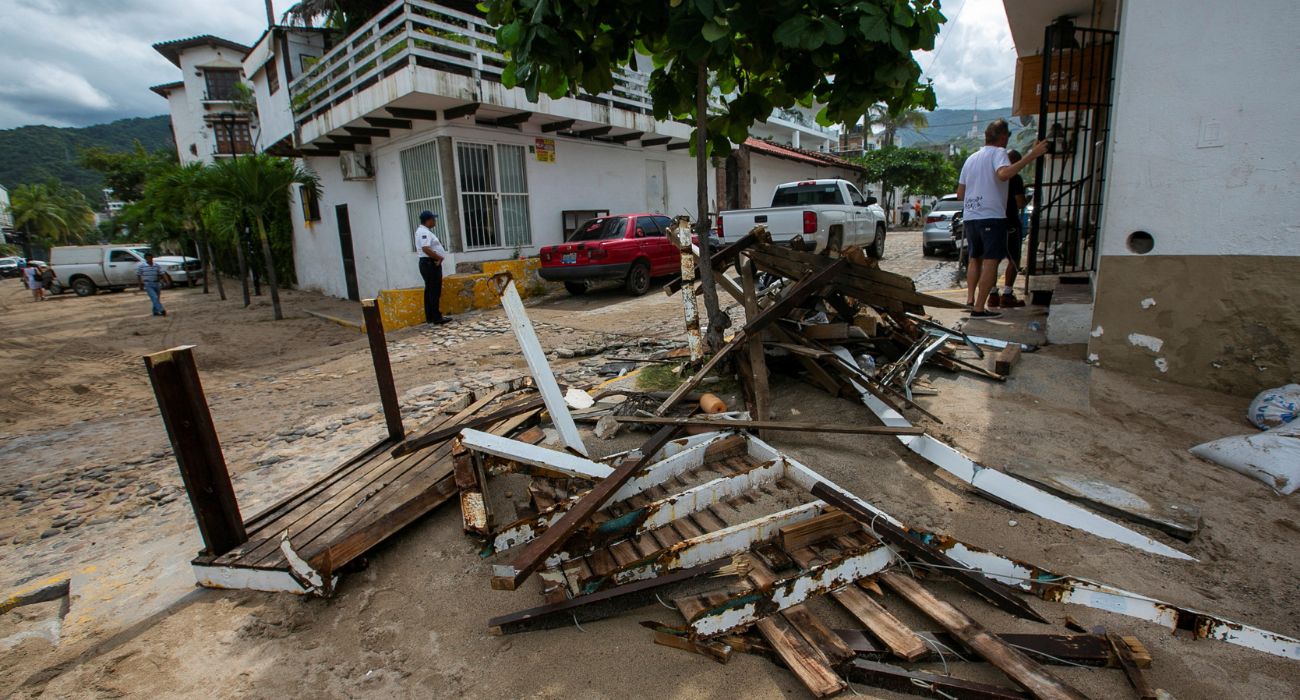 Al menos dos muertos tras huracán Roslyn azota México