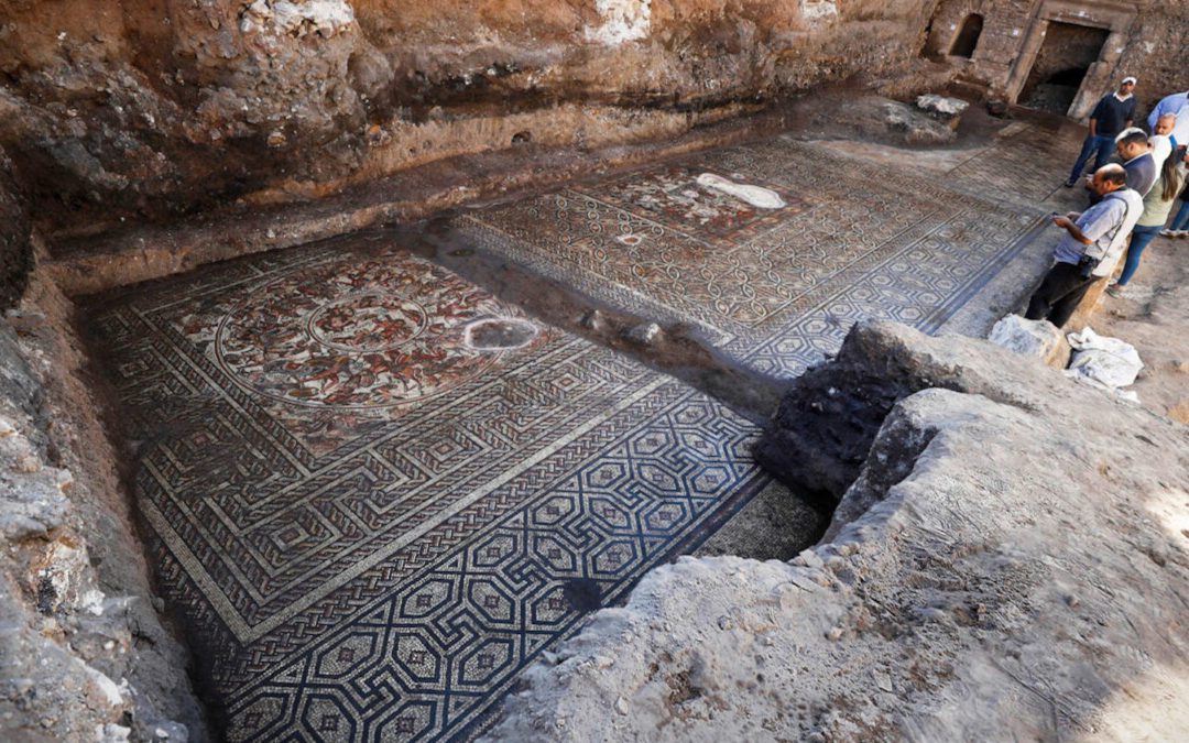 Arqueólogos descubren raro mosaico romano