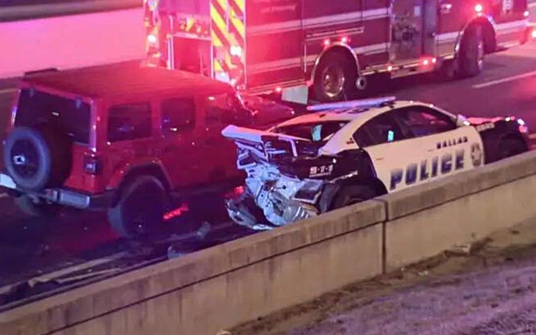 Oficiales de Dallas asistiendo a conductor atropellado por vehículo que pasaba