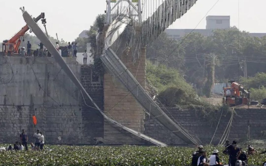 Colapso de puente en India deja 141 muertos y arrestos