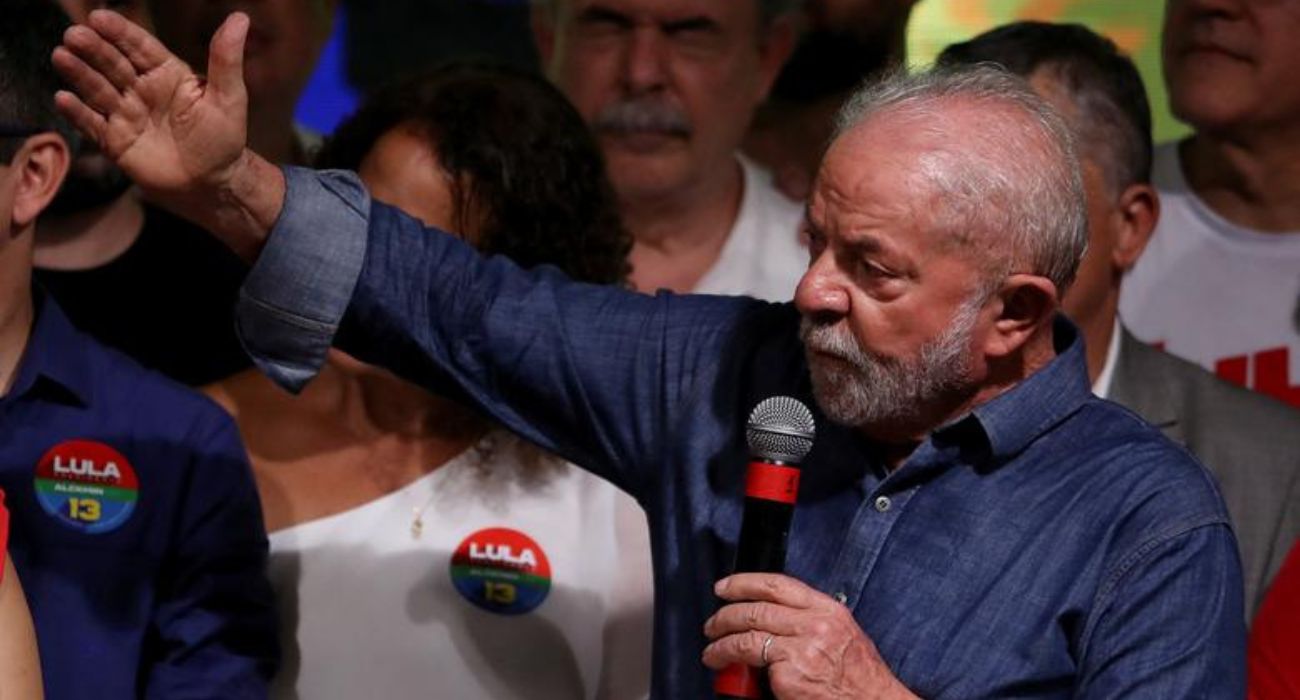 Lula da Silva Narrowly Wins Brazilian Presidency