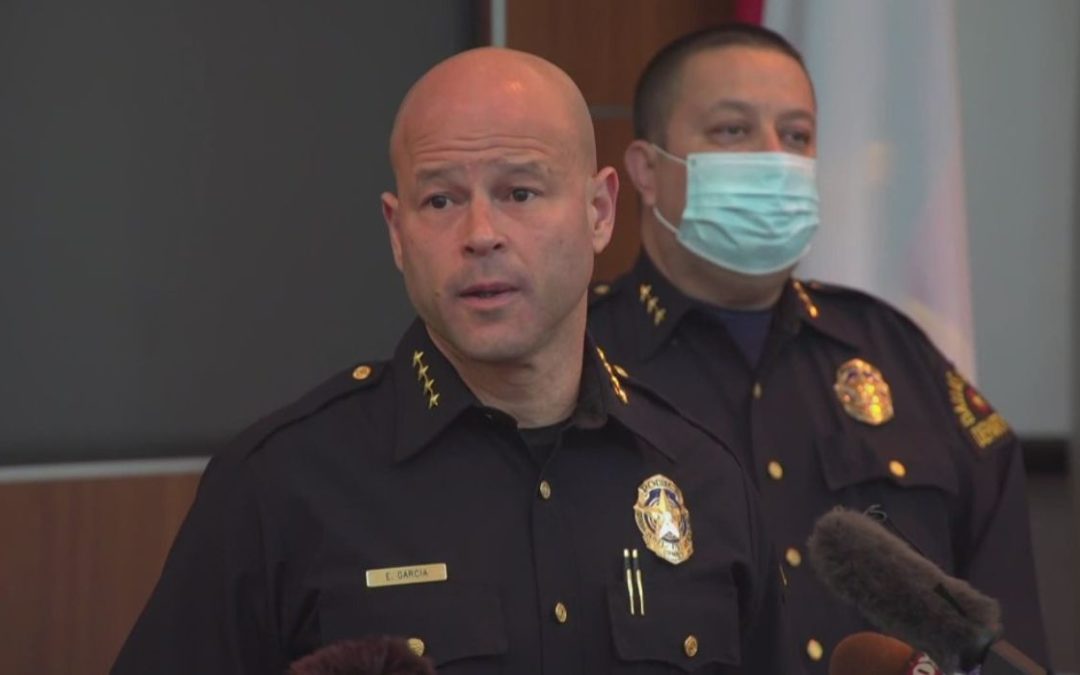 Oficial de Dallas despedido después de presuntamente agredir a otro oficial