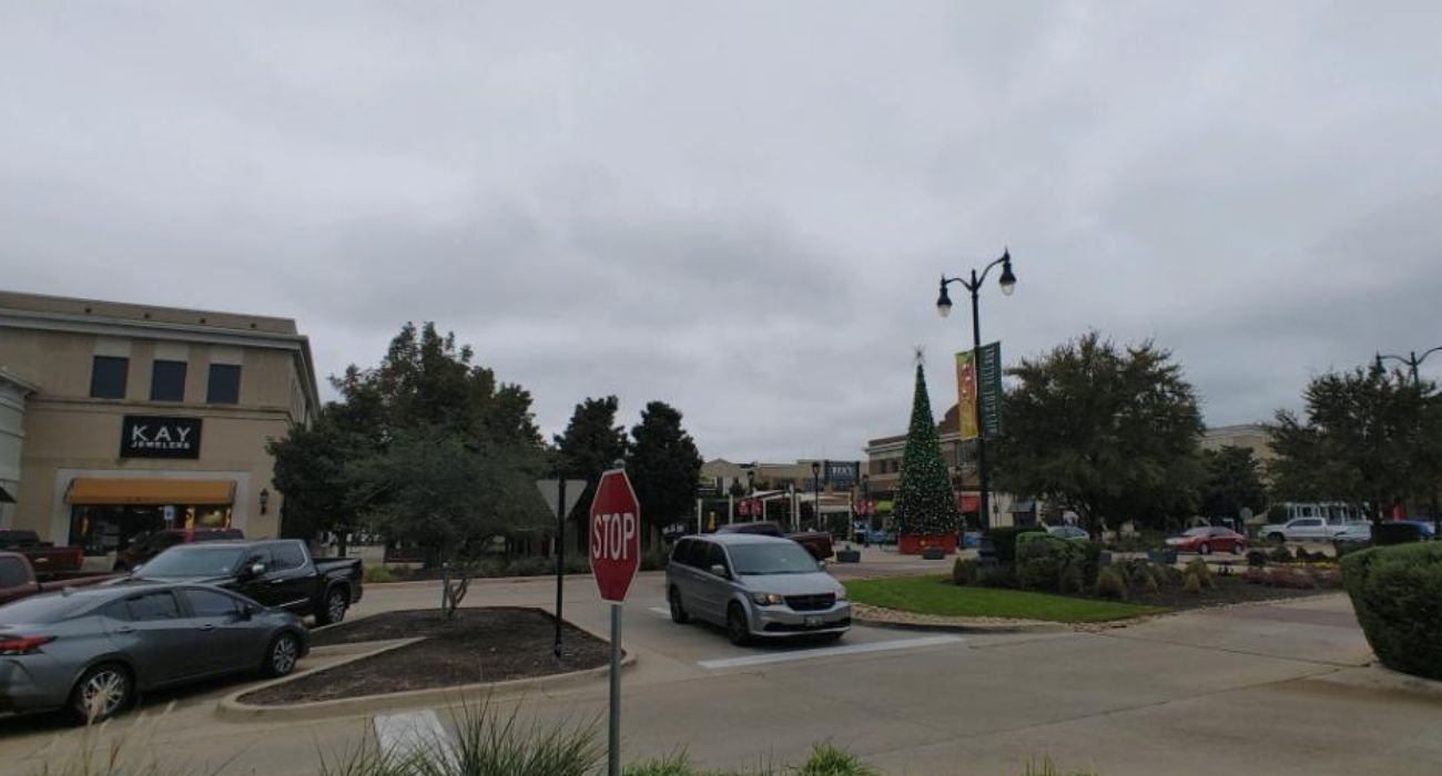 North Texas Shoppers Flock to Retail Stores