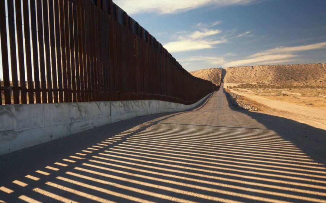 Texano sentenciado por contrabando de 164 inmigrantes ilegales en tráiler