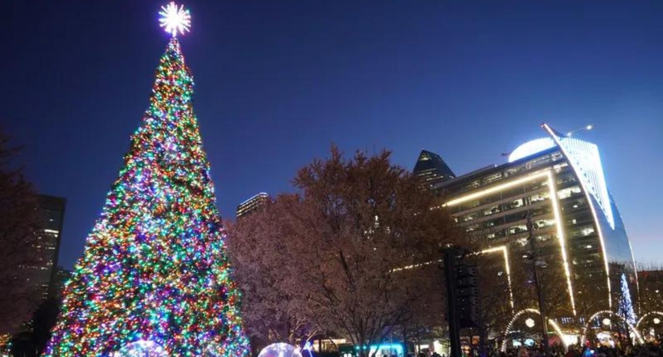 Santa Joins Mayor for Tree-Lighting Ceremony