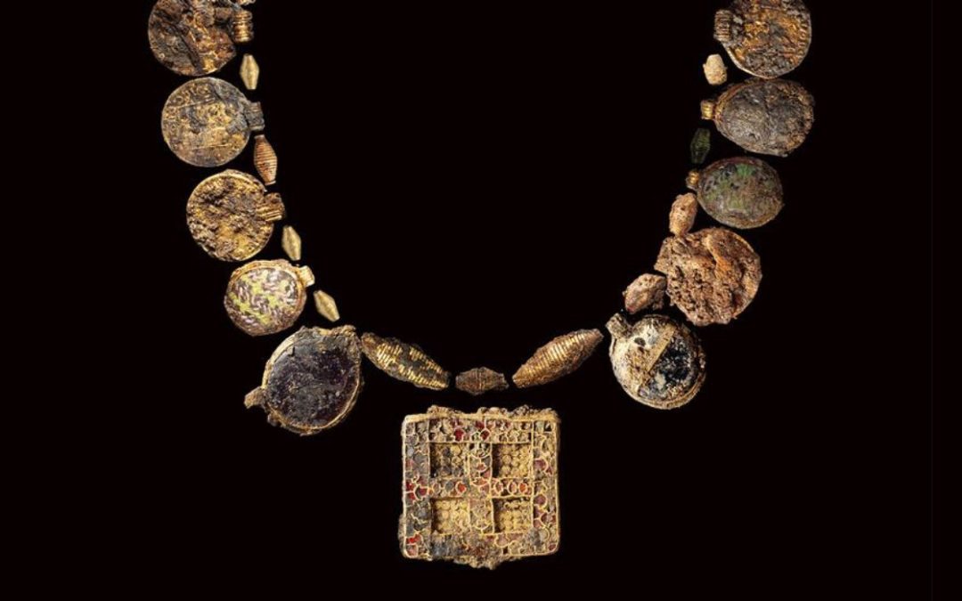 Collar de 1,300 años encontrado en Inglaterra
