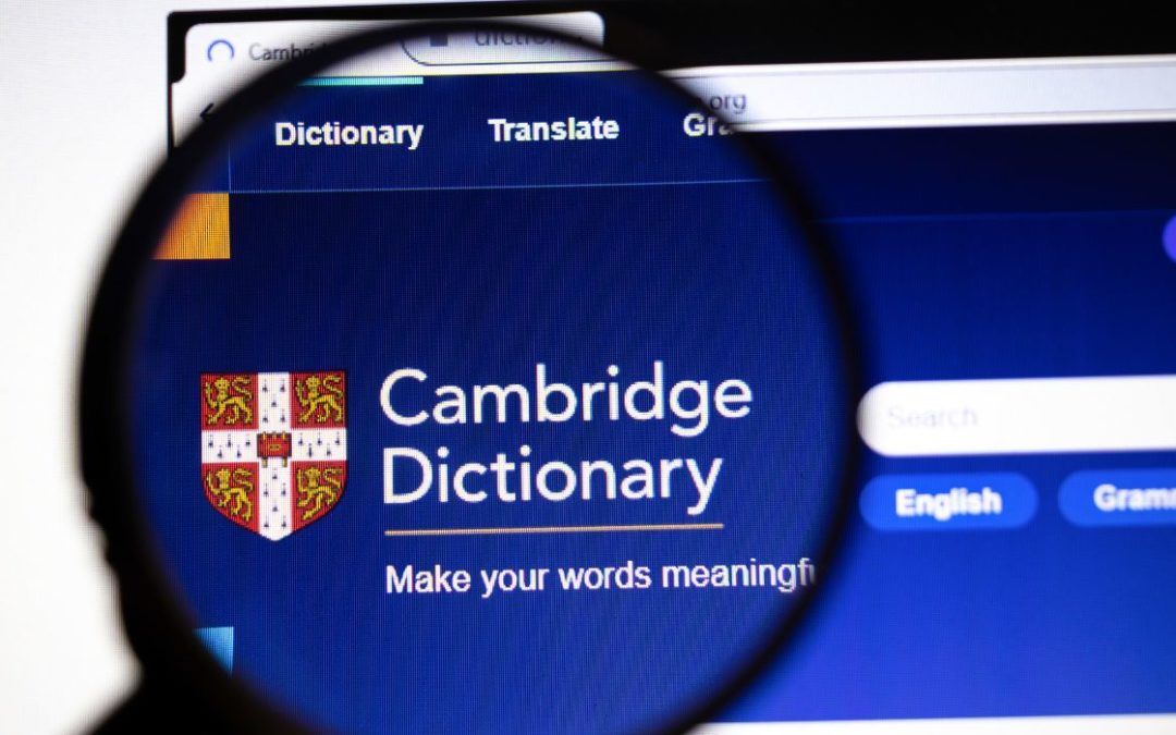 Cambridge Dictionary redefine hombre/mujer