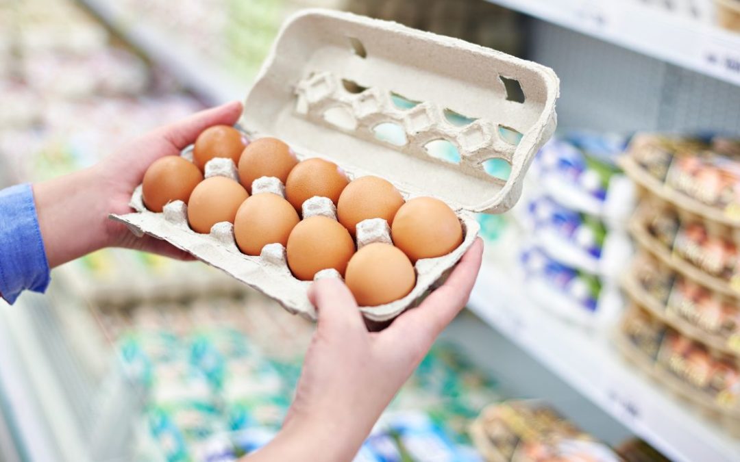 Los precios del huevo se disparan en medio de los brotes de gripe aviar