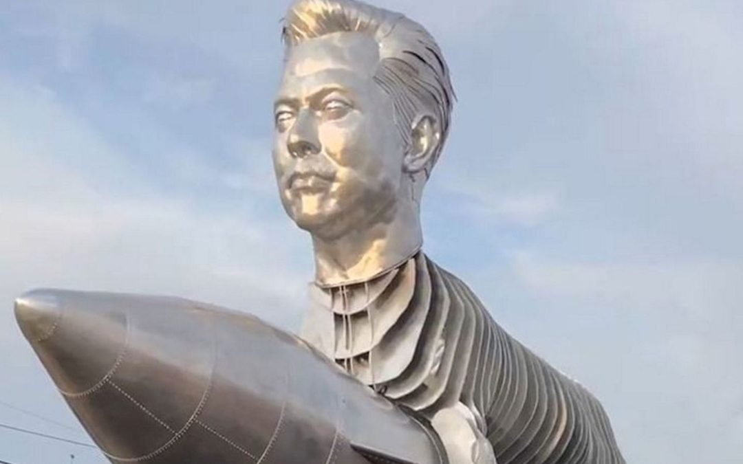 Nueva criptomoneda trae estatua en honor a Musk a Texas