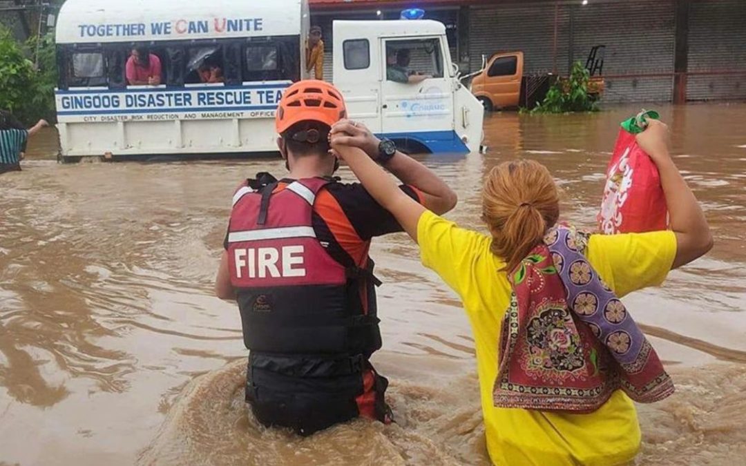Inundaciones desplazan a 56,000 personas en Filipinas